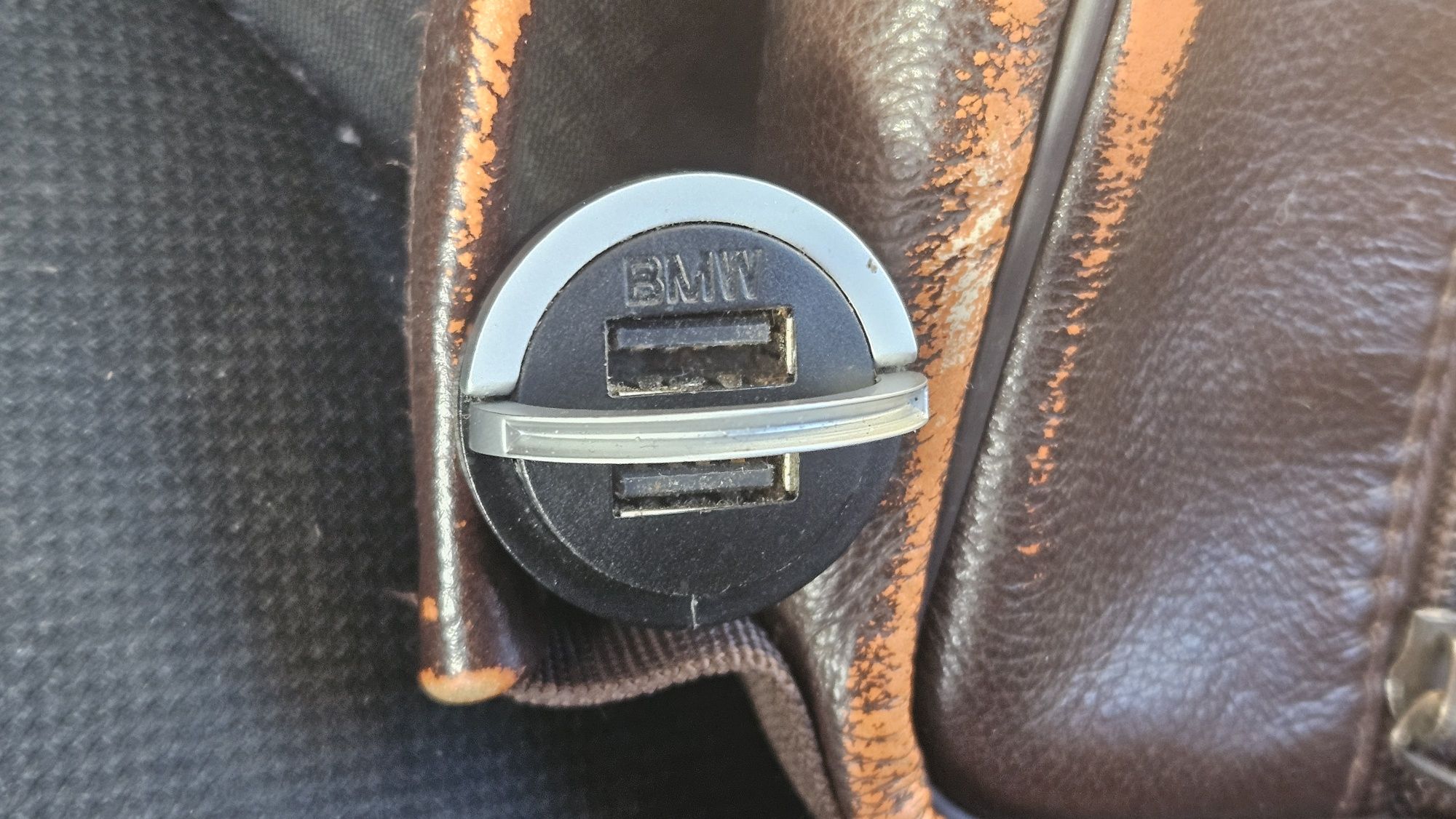 Зарядно с 2 USB за автомобил