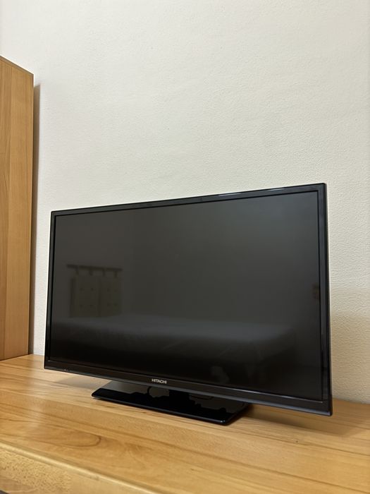 Televizor Hitachi Smart TV 81 cm cu telecomandă