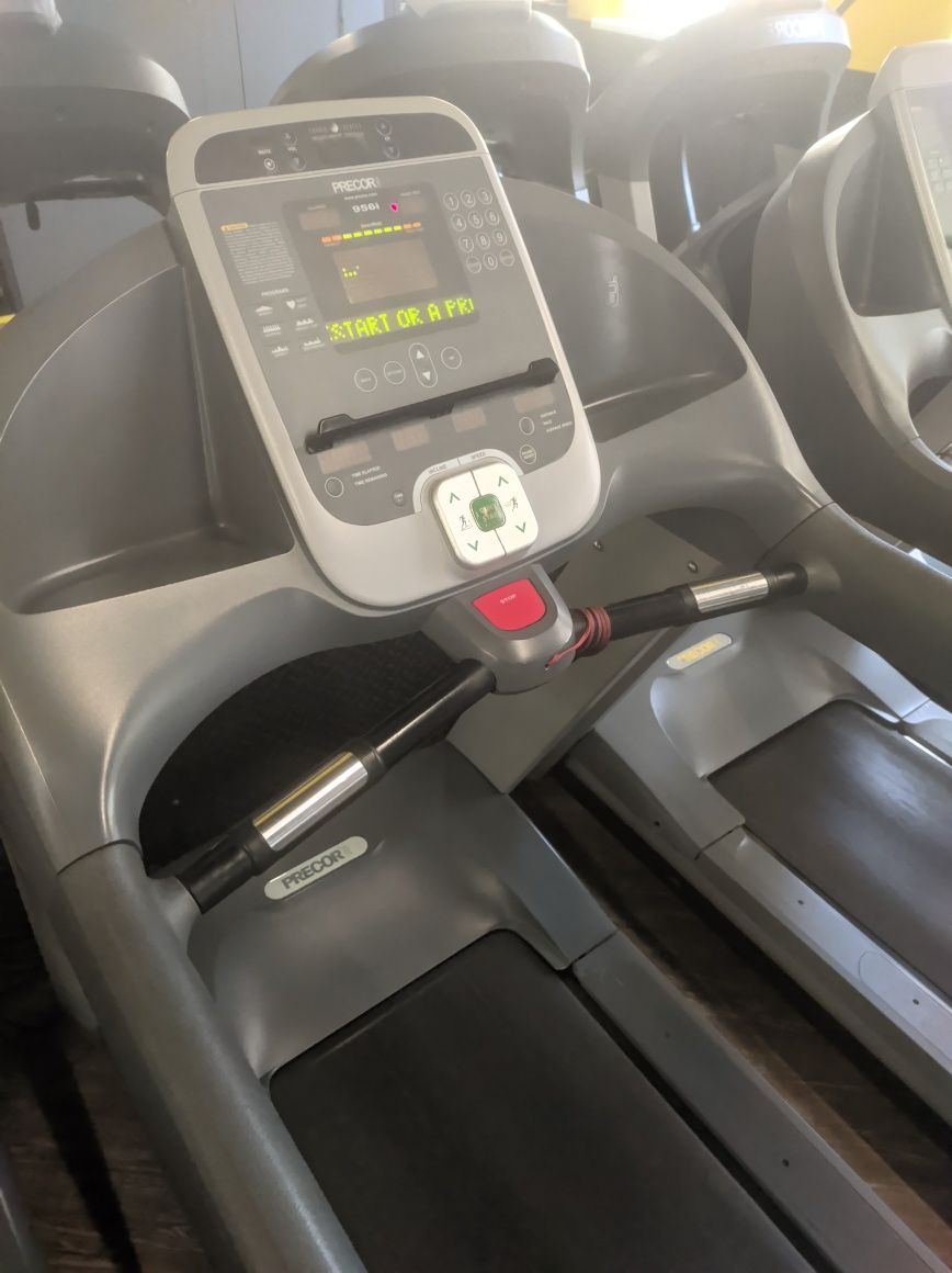 Професионална бягаща пътека PRECOR 956i