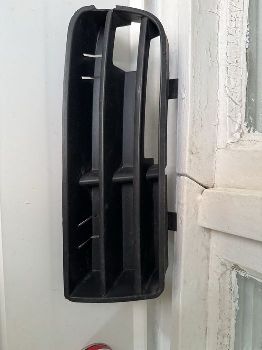 Grila Inferioara Stanga Spoiler Bara Fata Volkswagen Golf 4