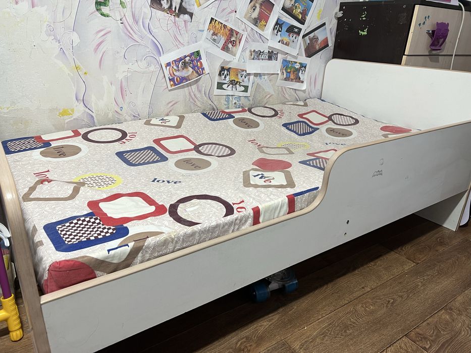 Продам кровать детскую 1,60м на 83см