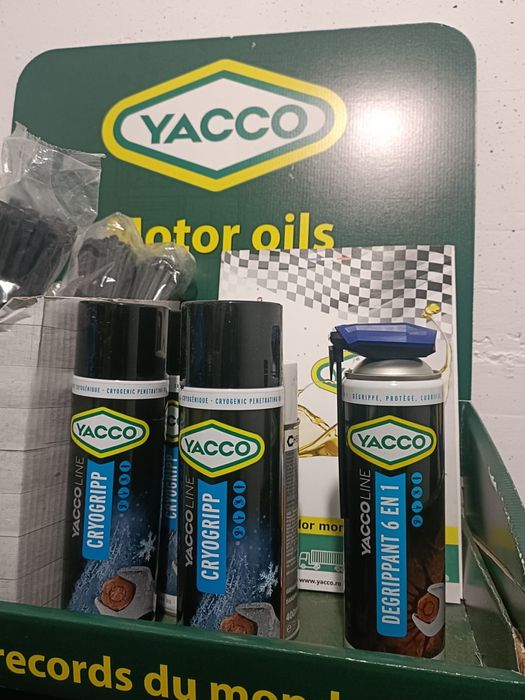 Vand diferite produse:mănuși,spray uri,ulei motor etc.