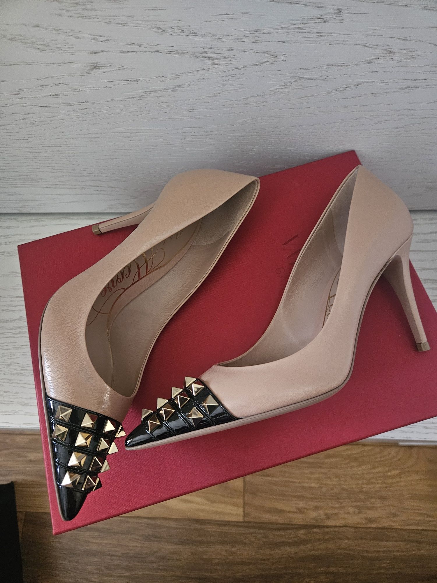 Нови Valentino Garavani на 1/3 от истинската цена
