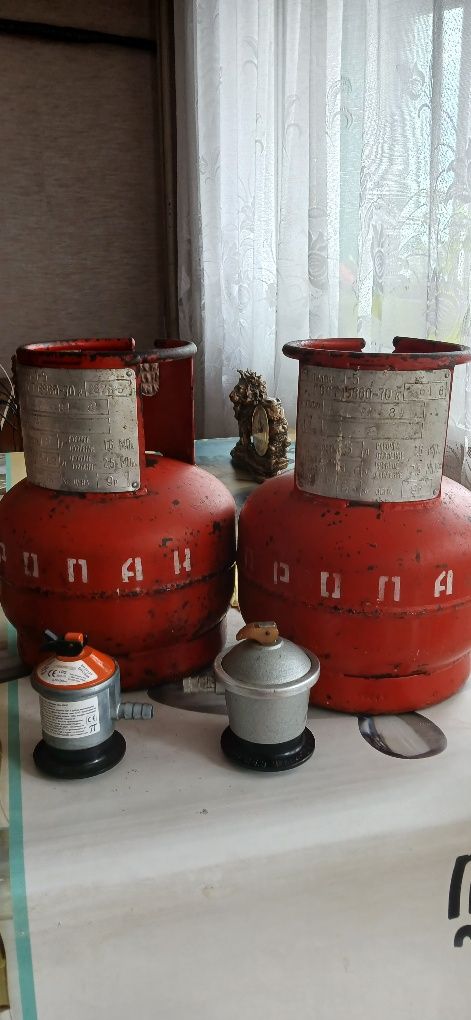 Две газови бутилки  работещи и и два редуцил вентила работещи