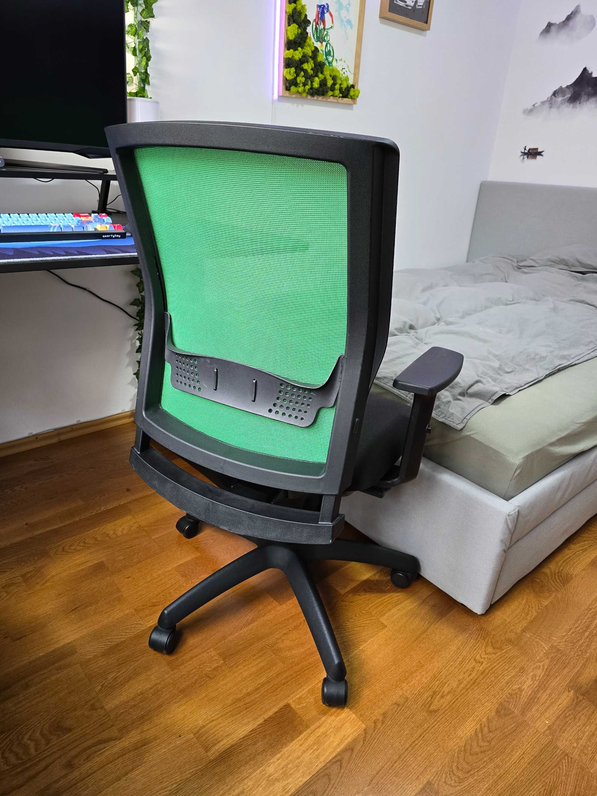 Scaun ergonomic TrafficChairs axxe.mesh verde.