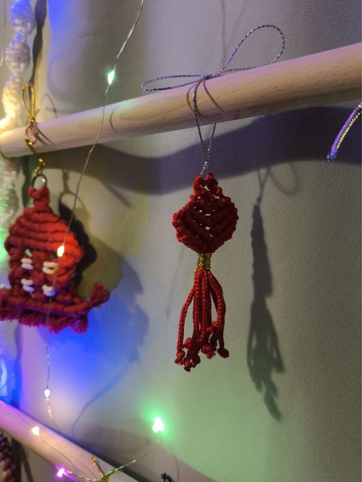 Brad Crăciun de perete handmade cu decoratiuni macrame