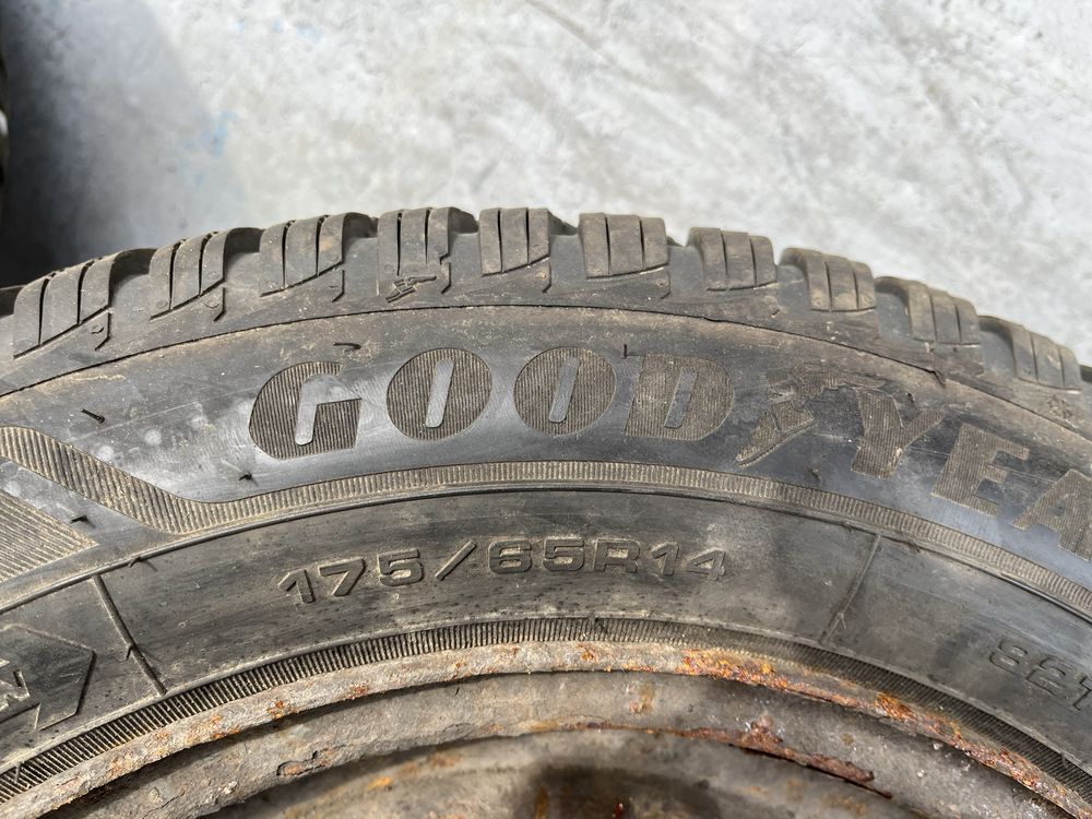 2 бр. джанти за Fiat Фиат със зимни гуми 175/65/14 GoodYear