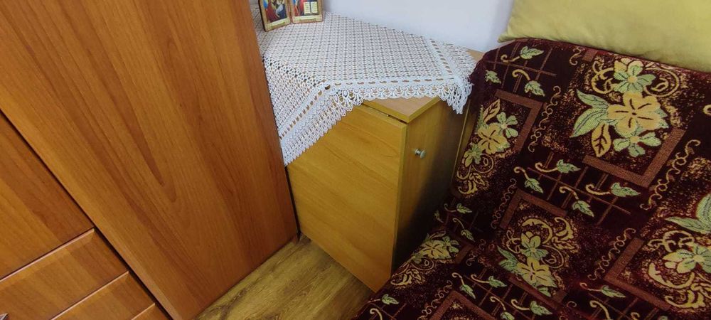 vand 2 dulapuri, masa extensibila, comoda si masuta