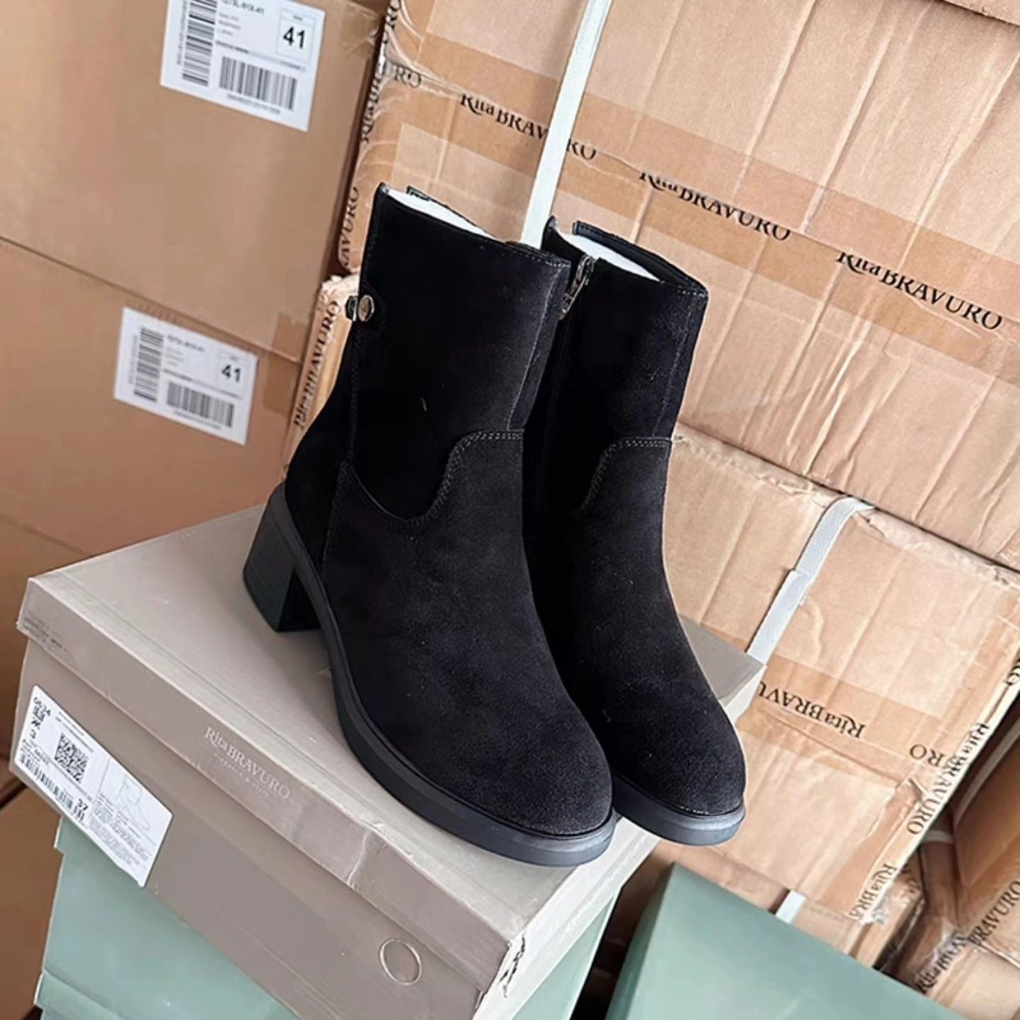 Продам новые зимние ботинки из натуральной замши