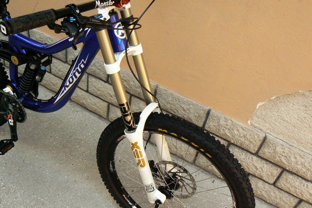Bicicleta downhill Kona