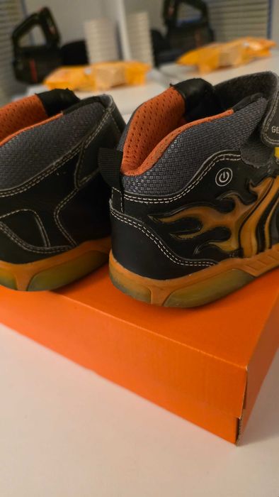 Детски боти GEOX номер 32 -светещи