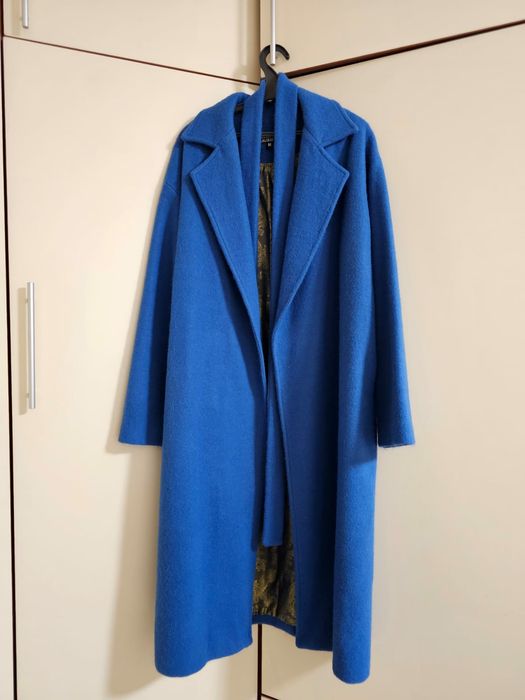 Продам пальто сине-голубого цвета.