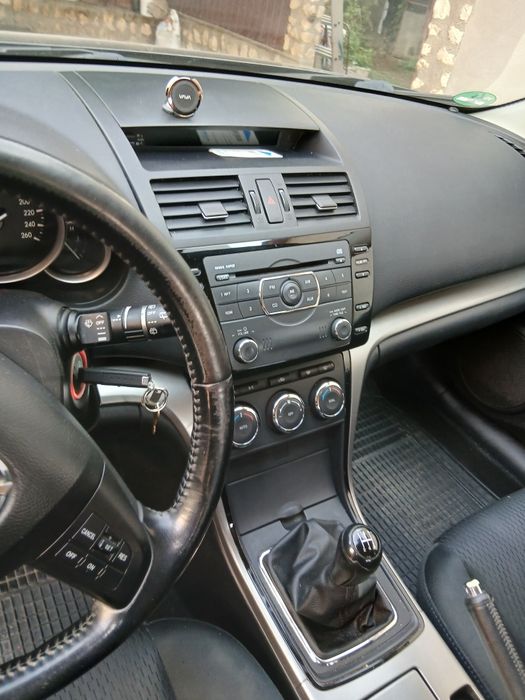 Mașina Mazda benzină