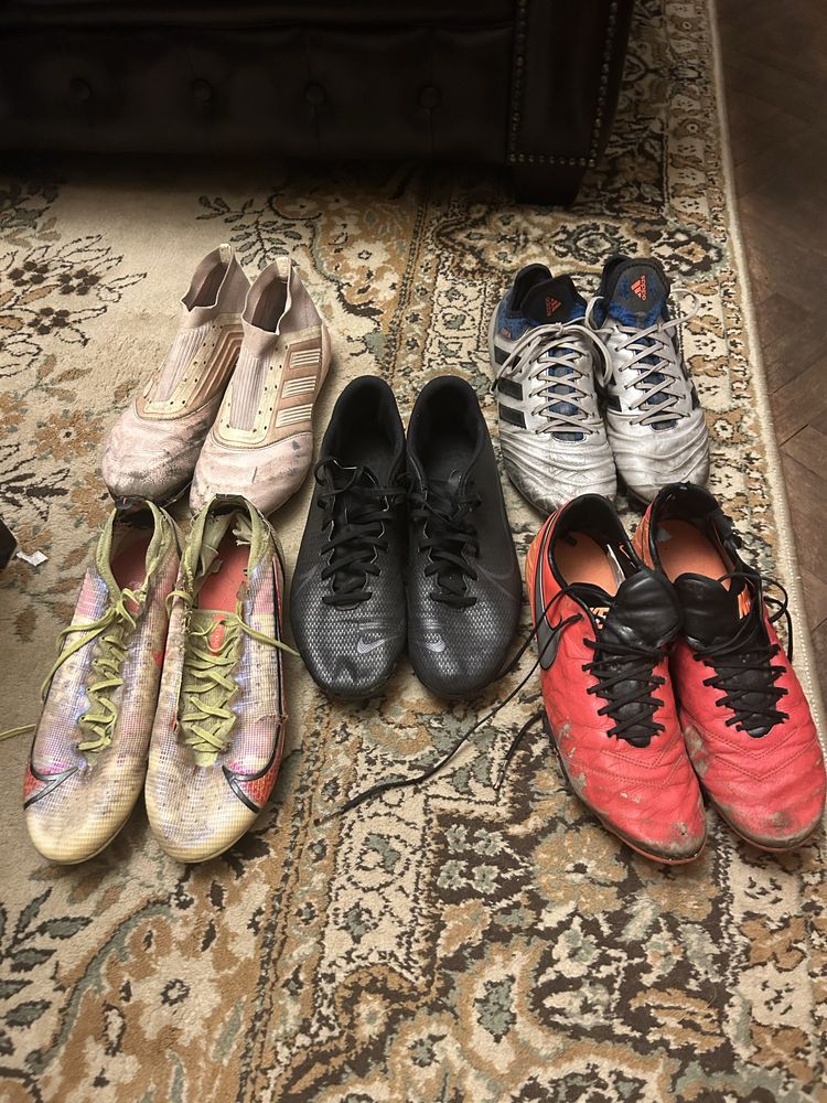 Футболни бутонки Nike и Adidas