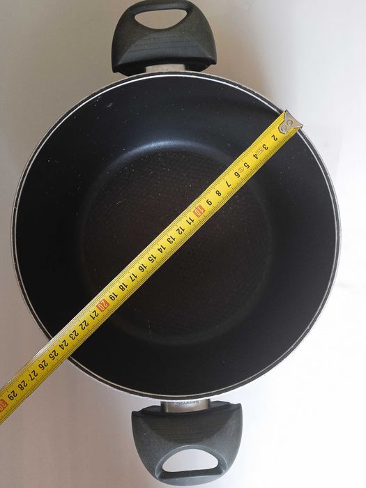 Черна тенджера с диаметър 24 см.