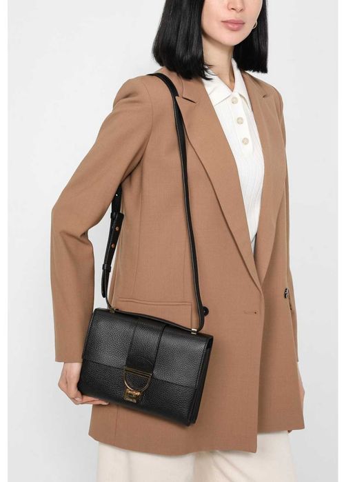 Нова чанта Coccinelle Arlettis