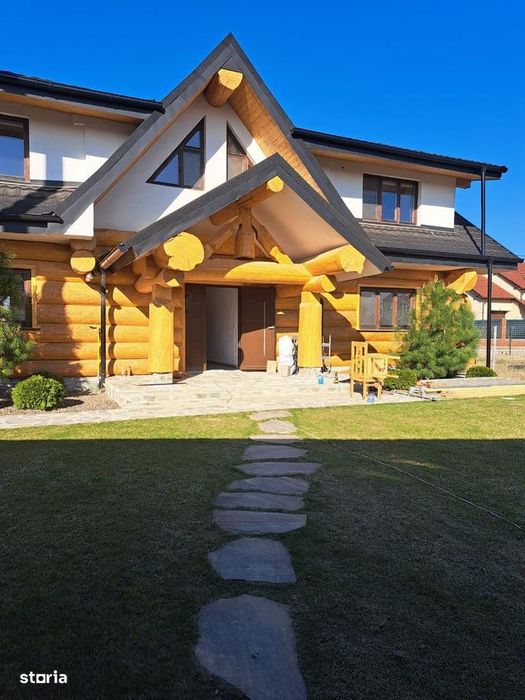 Casa speciala de vanzare , din busteni de lemn , 257.000 euro neg .