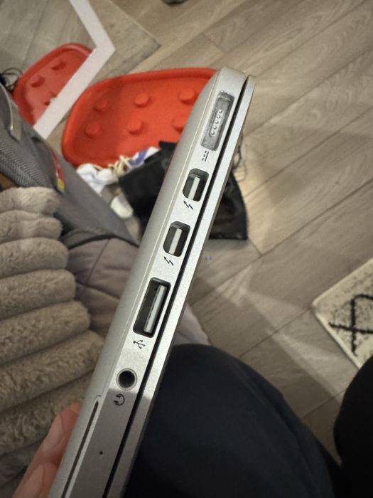 Macbook pro retina display 2015 cu bateria defecta