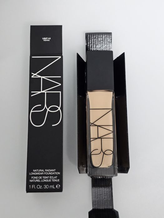 Фондьотен NARS Cosmetics цвят Vienna