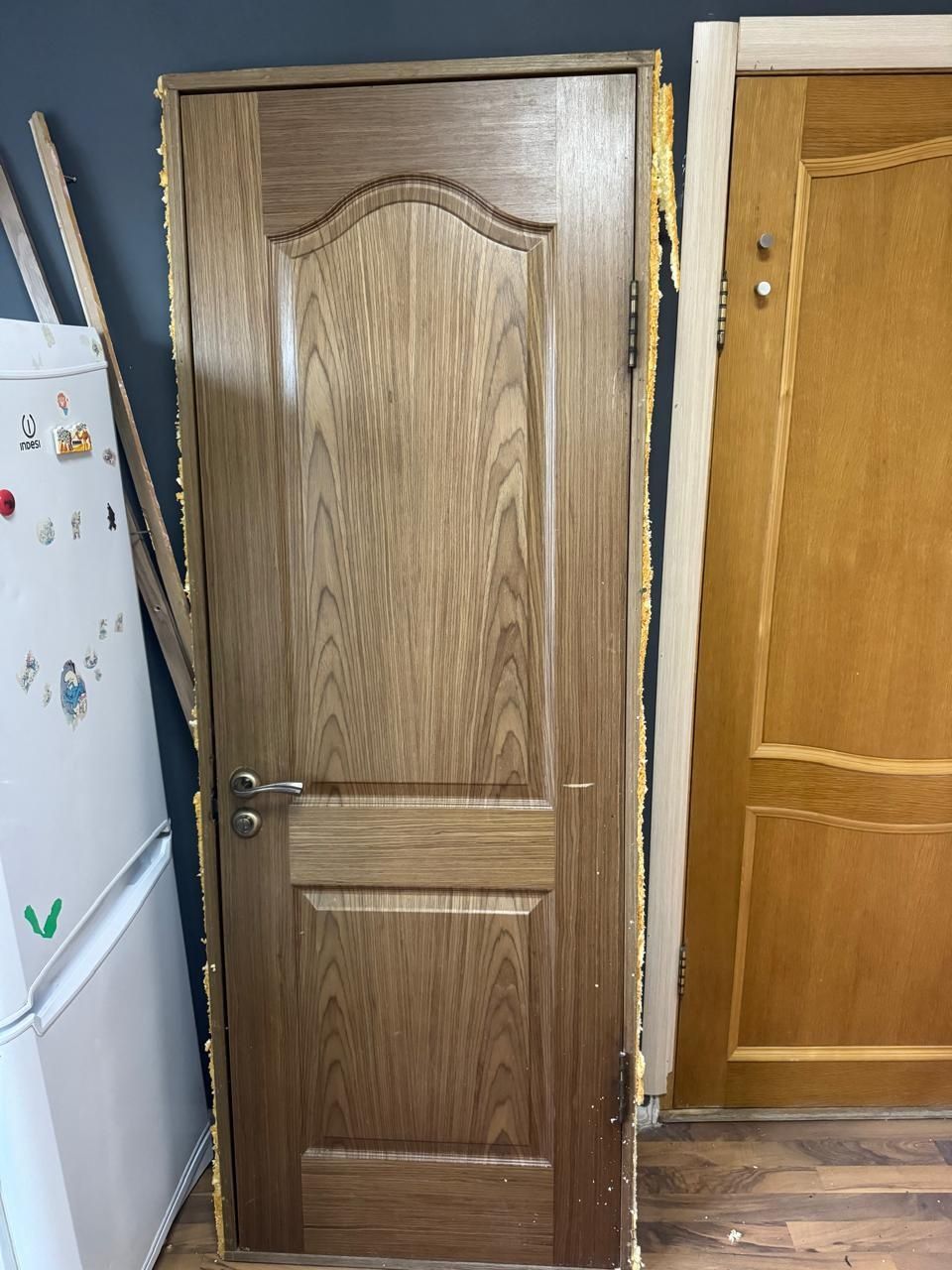 Дверь деревянная в хорошем состоянии с ручками внутреннего закрывания