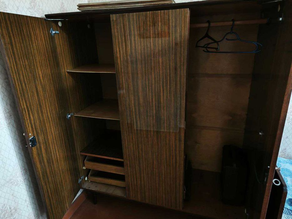 Продаю советский шкаф трехдверный.