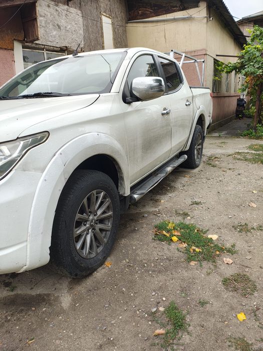 Mitsubishi L200 2016 4 x 4 2.4 L diesel navi clima camera vari +/-