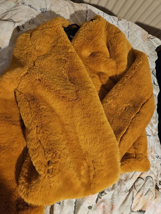 Пухено жълто палто Tally Weijl