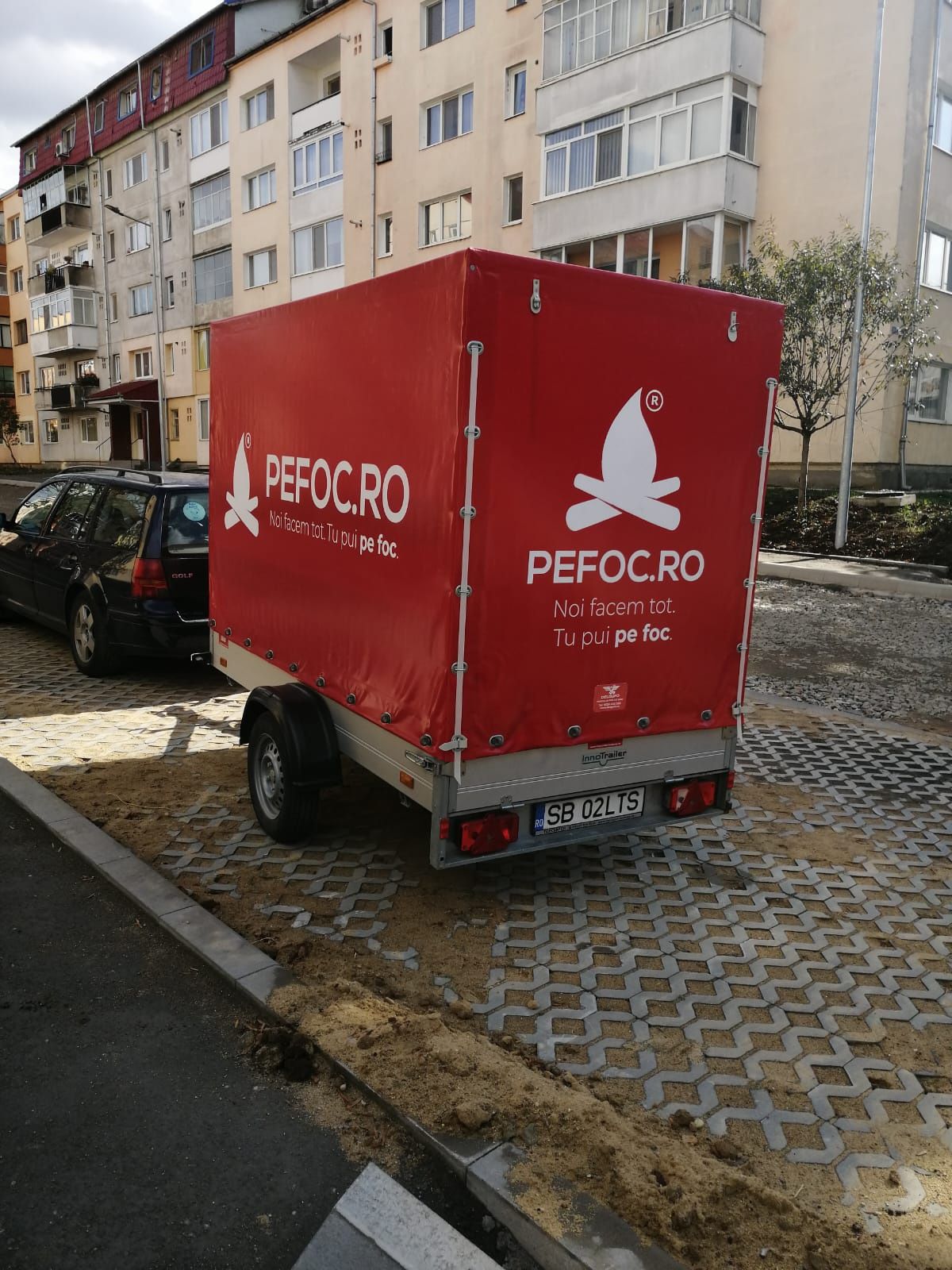 Efectuez transport cu remorca