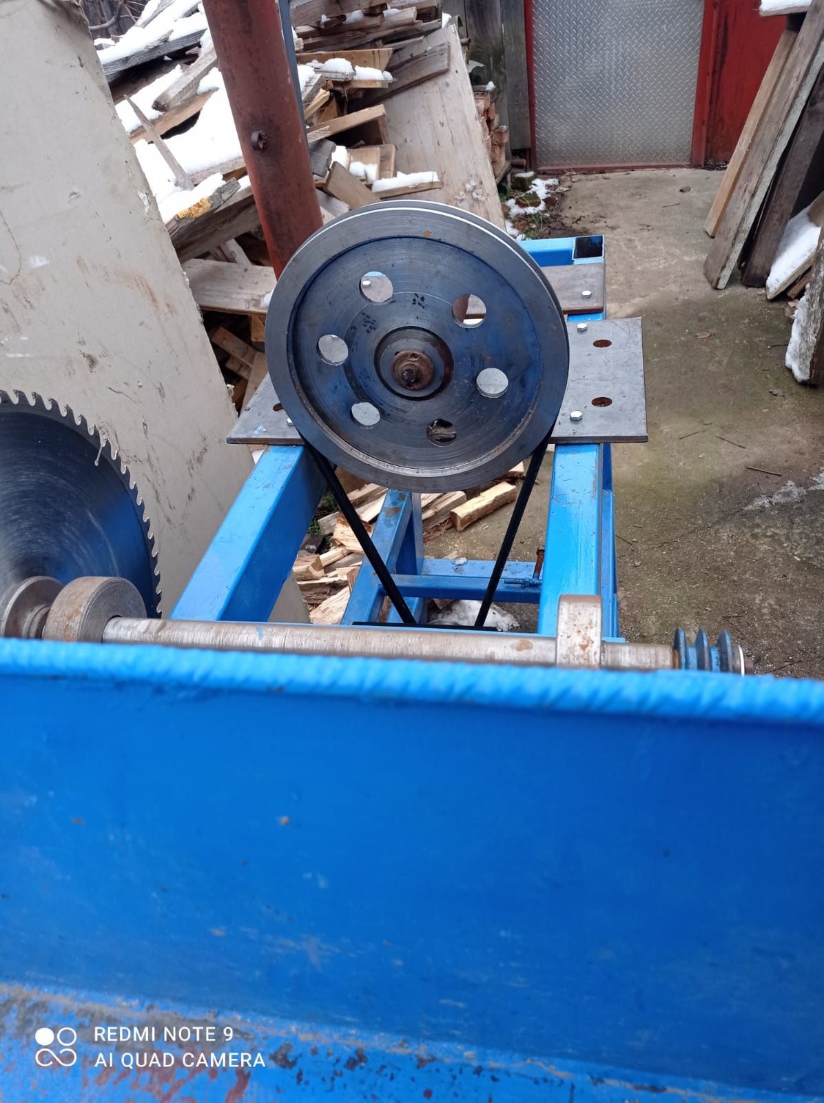 Masă circular cu con de crăpat lemne