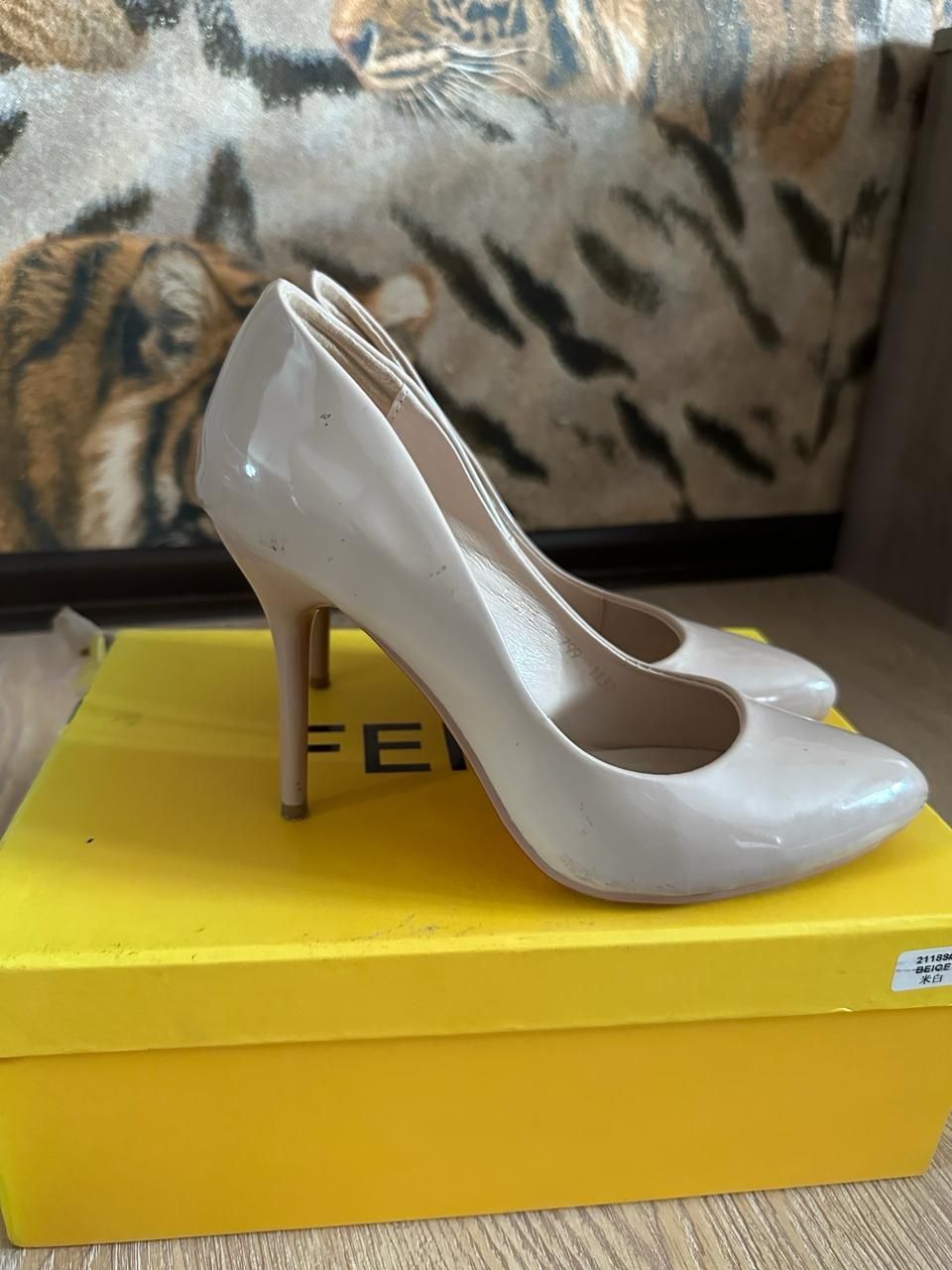 Продам женский туфли бежевый цена 4000тг