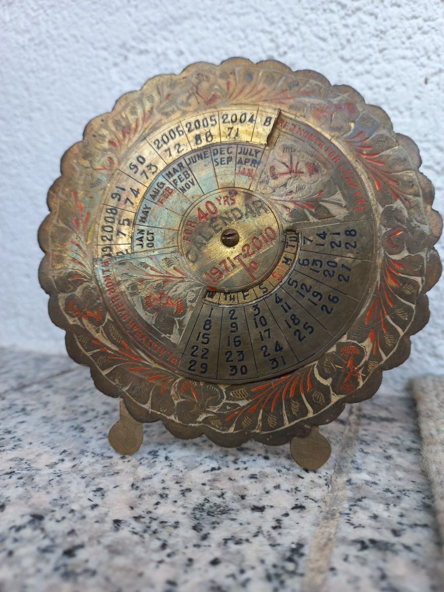 Calendar  vechi din bronz