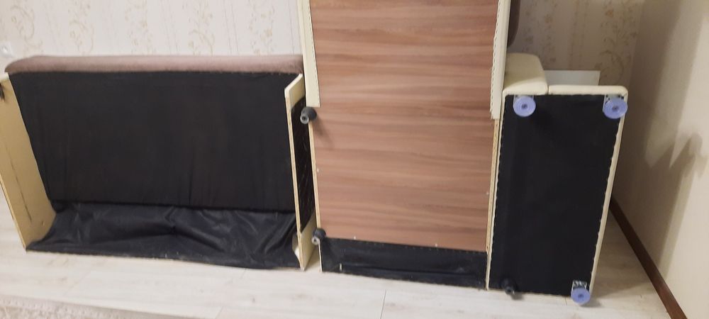 Диван - кровать со столиком.