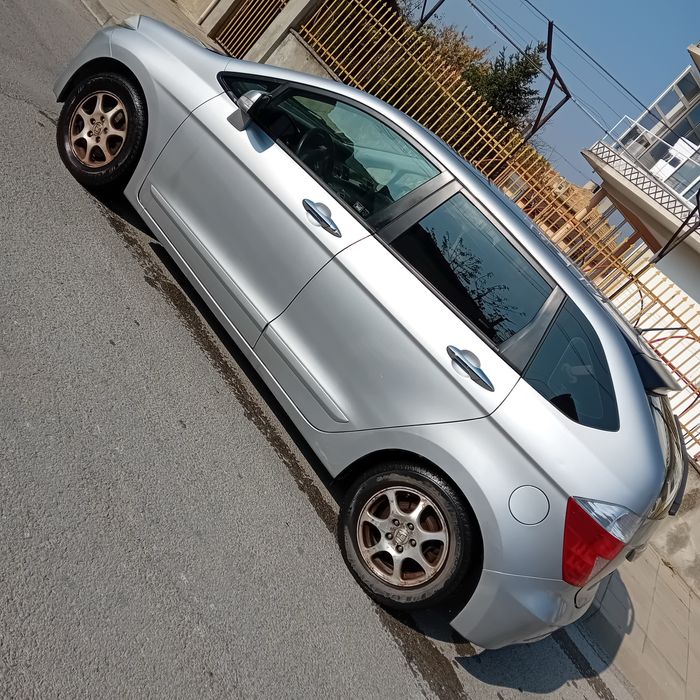 Продавам лек автомобил Honda FRV