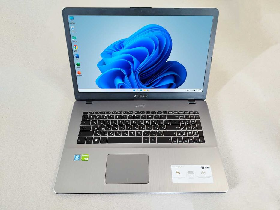 ИГРОВОЙ ASUS Огромный экран 17.3 дюйма 4 ядра, 8GB RAM, видеокарта 2GB