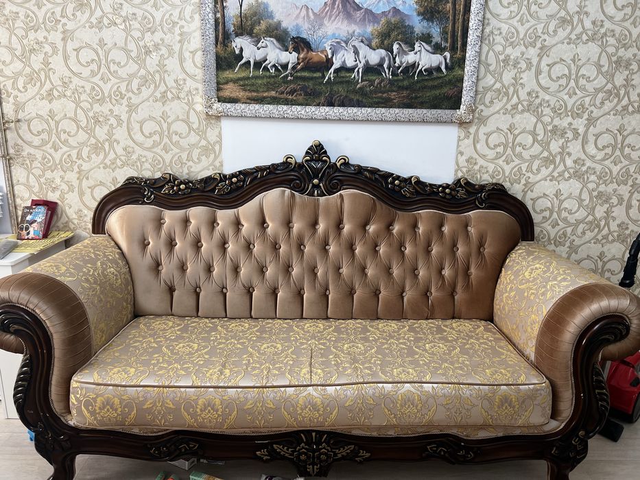 Диван для гостиной в хорошем состояний