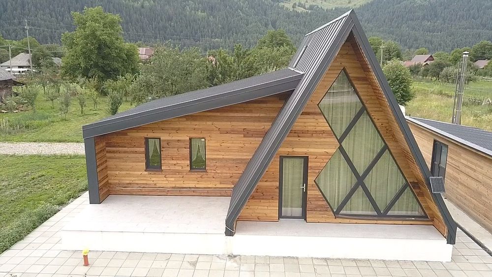 Executam case si cabane A-frame