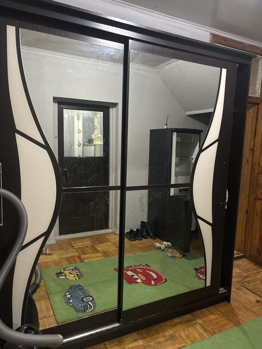 Стильный шкаф ищет новый дом! Большие зеркальные двери.