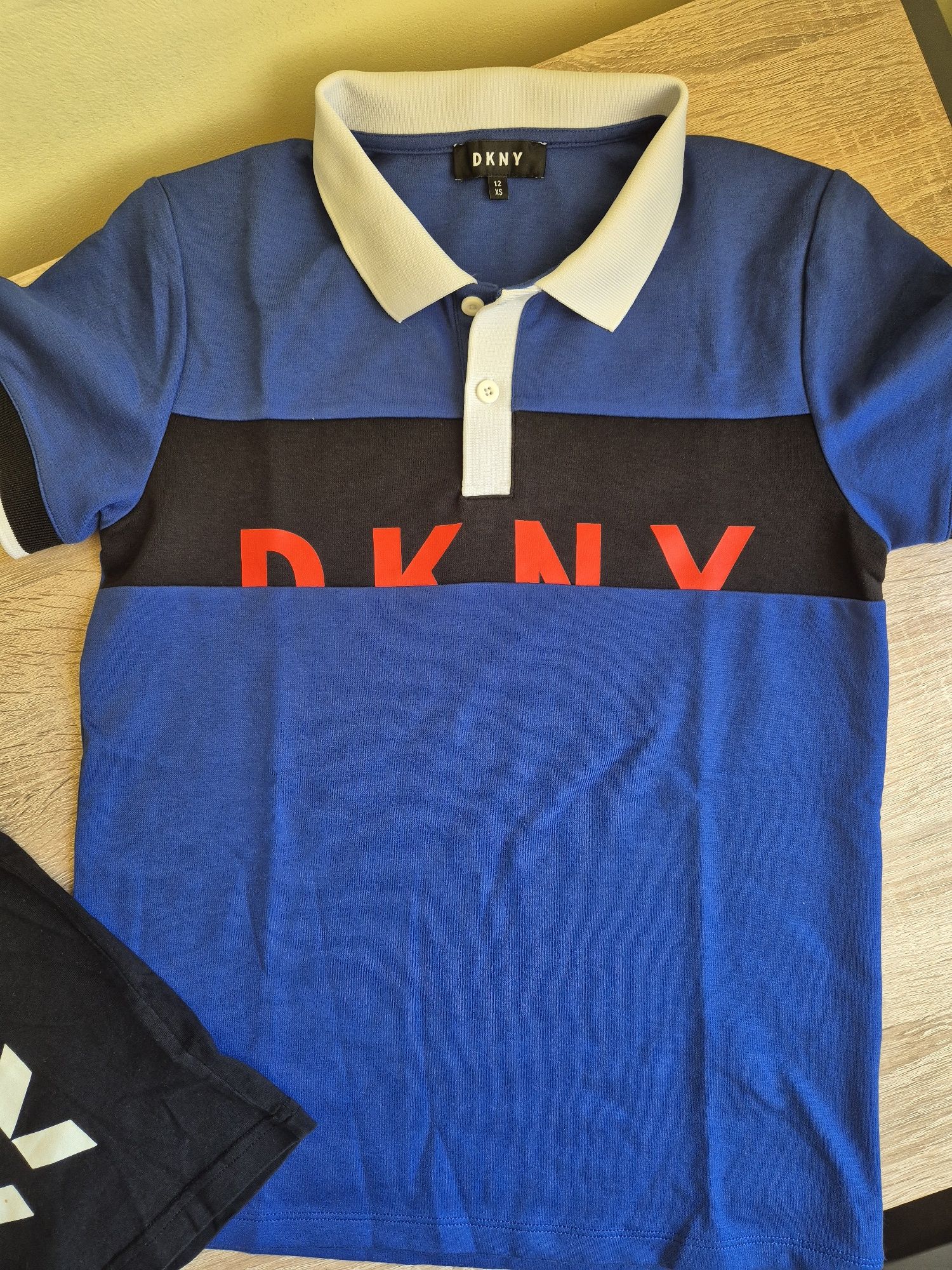 DKNY две тениски , размер 10г.