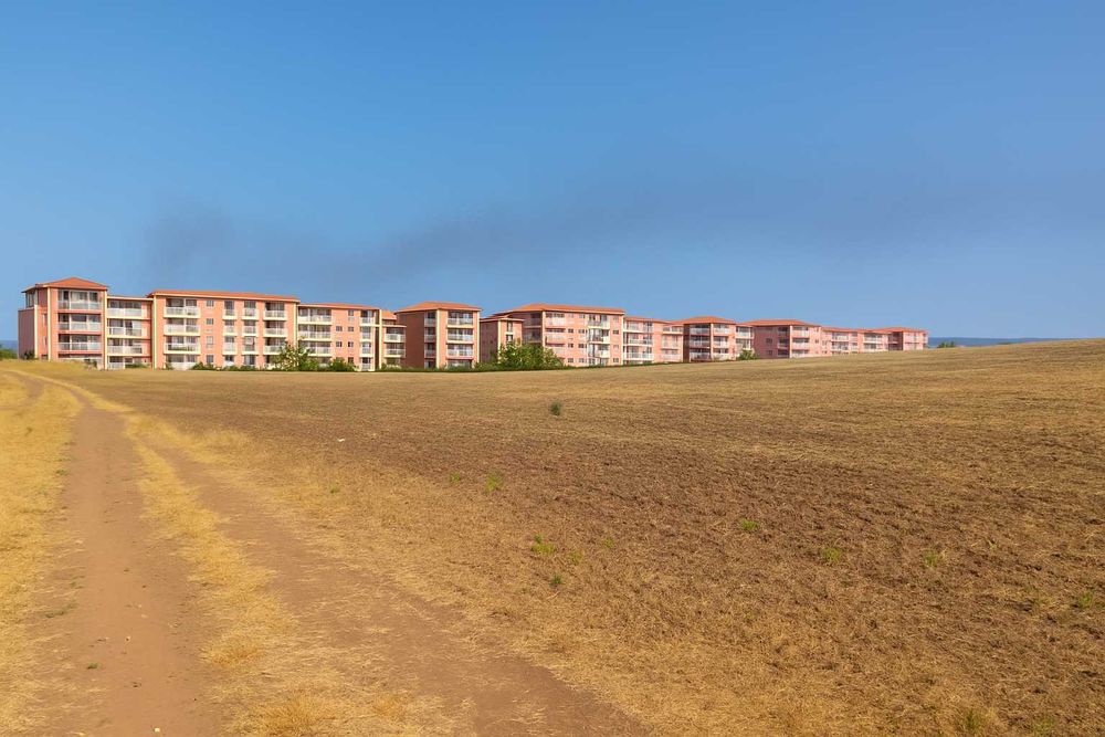 15 дка до Sunny Day 6 - Инвестиционен парцел, 70 м до регулация