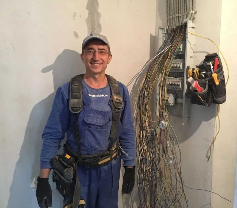 Электрик: замена розетки, подключение плиты и установка люстры!