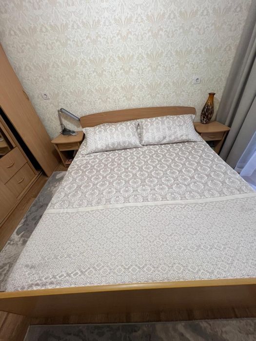 Продается спальный гарнитур с матрасом.