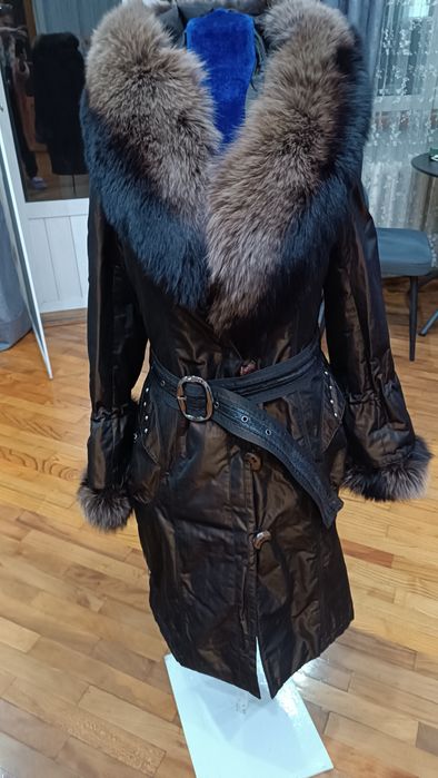 Тепловое плащ польто с воротником чернобурки.