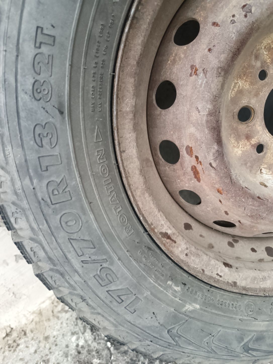 Продам 2 шины R13 на запаску