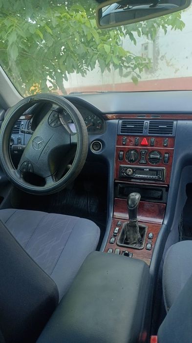 Vând Mercedes E200