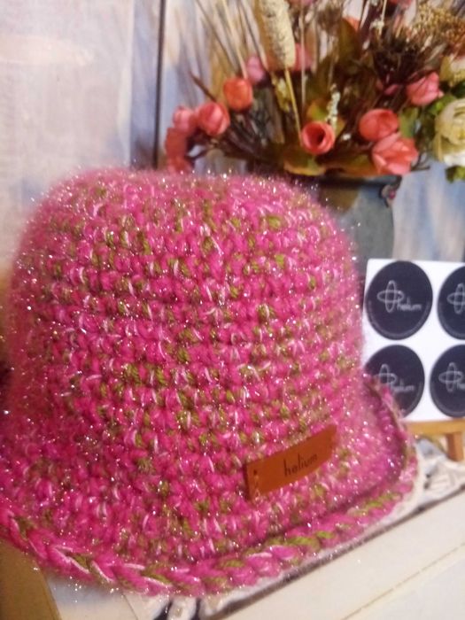 Ръчно плетена шапка.