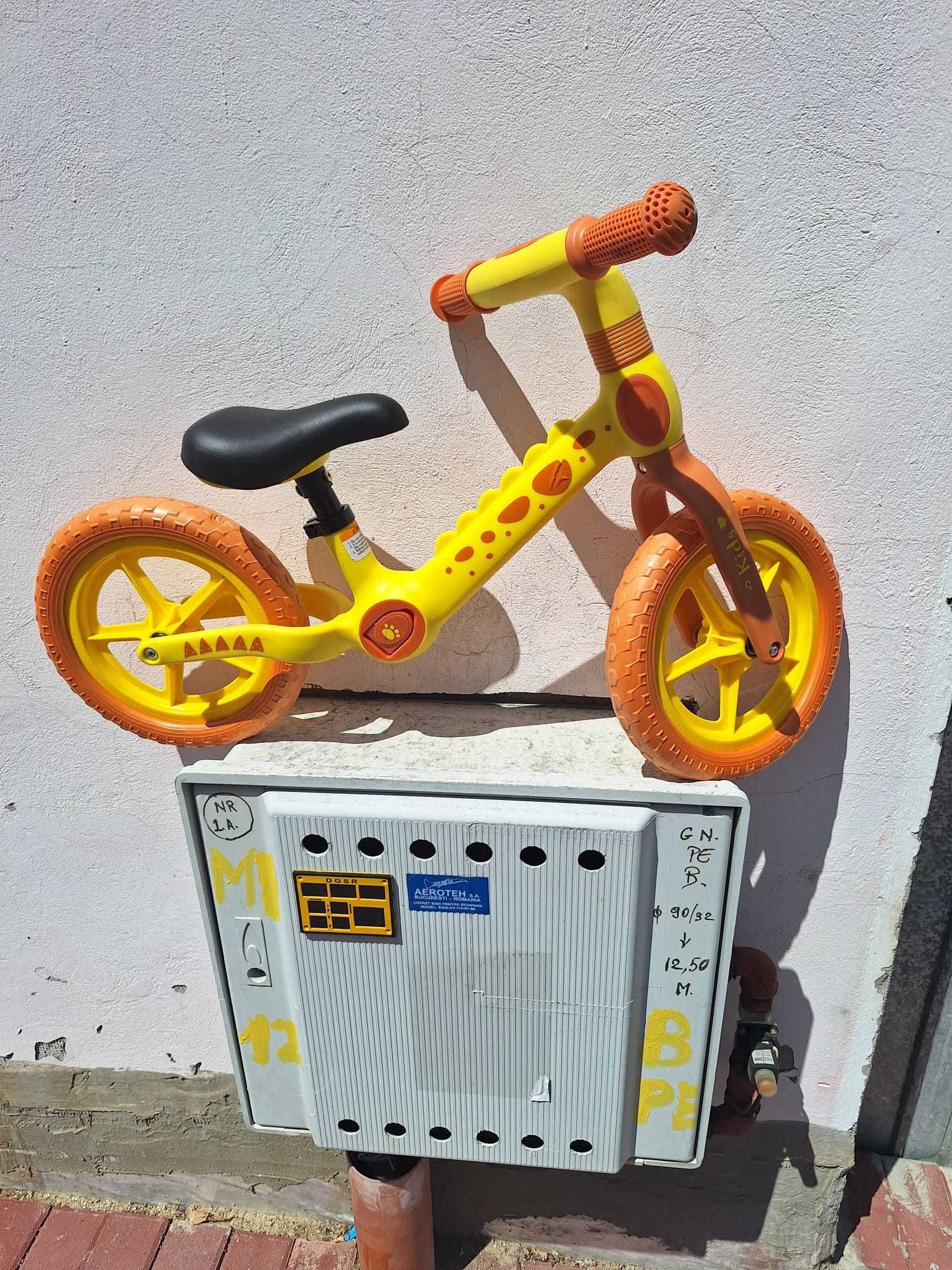Bicicleta portocalie fara pedale pentru copii 2-5 ani Action One Spiky