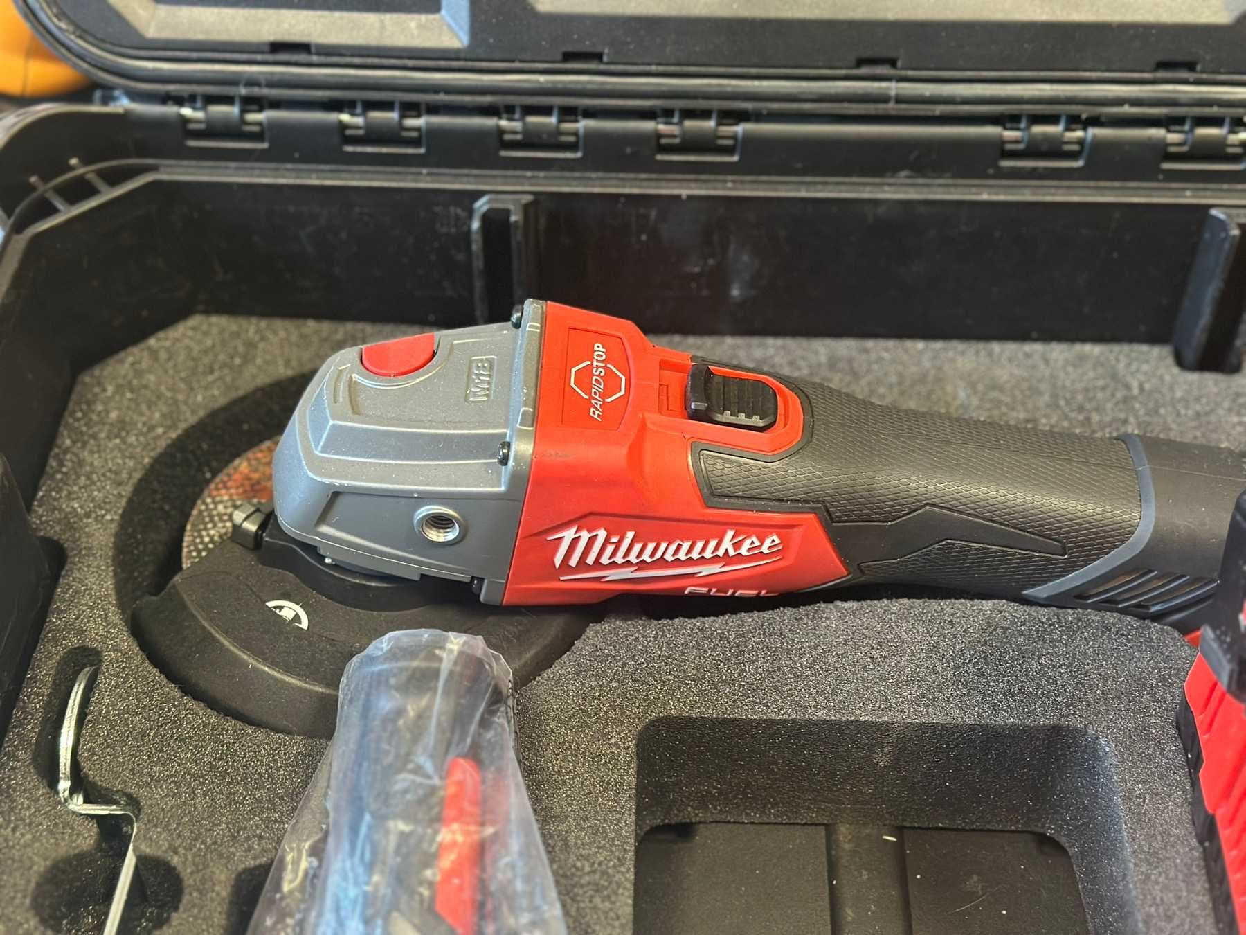 Aкумулаторен Ъфлошлайф Milwaukee М18FSAG125XB-0P