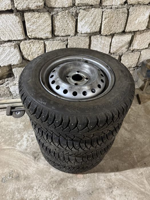 Продам комплект зимних шин в сборе r13