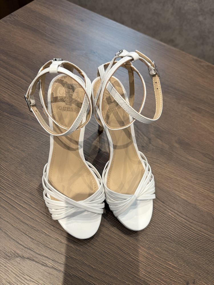 Кожени обувки GUESS на тока 10,5 см , 35 р