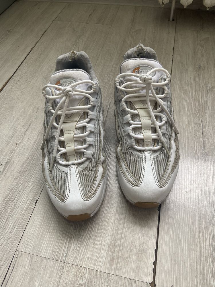 Vand air max 95 purtati un pic